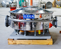 直排篩可分為單雙振動(dòng)源兩種，但其電機(jī)是懸掛在振動(dòng)篩框的外側(cè)，振動(dòng)理相對(duì)比較大。